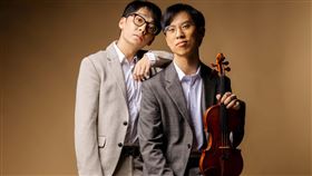 「雙琴俠」世界巡演到台灣  2024年北高演出「雙琴俠」（TwoSet Violin）由2名澳籍台裔小提琴家楊博堯（左）和陳韋丞（右）組成，這對以幽默搞笑方式推廣古典音樂的超人氣組合，2024年5月將在台北及高雄演出。（雙琴俠提供）中央社記者趙靜瑜傳真  112年11月21日