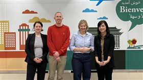 外交部歐洲司副秘書長李秀窈（右一）在桃園機場迎接梅比主席（右二）一行人。（圖／翻攝自外交部）