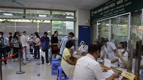 越南醫院防疫欠下鉅款越南多家醫院在COVID-19疫情期間向供應商或企業緊急調度設備與器材，但現行法規並未規定對類似情況如何付款，導致醫院欠下鉅款迄今未支付。圖為110年6月27日在越南醫院排隊等待打疫苗的人潮。中央社記者陳家倫河內攝  112年11月21日