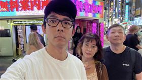 阿滴帶父母遊日本　媽見「無料招牌」被吸走！留他站門口喊：危險