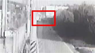 BMW撞擊娃娃車畫面曝光　翻車後小孩哀嚎