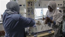 ▲早產新生兒被置於保溫箱內，經由拉法邊界關卡抵達埃及。（示意圖／美聯社／達志影像）