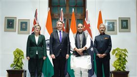 印度外交部發言人Arindam Bagchi在社群平台X（前身為推特）貼出第2屆「印澳2加2部長級對話」合照。照片中人物依序包括澳洲外交部長黃英賢（Penny Wong，左起）、澳洲國防部長馬勒斯（Richard Marles）、印度國防部長辛赫（Rajnath Singh）以及印度外交部長蘇杰生（Subrahmanyam Jaishankar）。