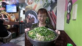 蝦土豆到基隆某滷味攤用餐提要「菜多」，碗變大臉盆。（圖／翻攝自「基隆人日常」臉書社團）