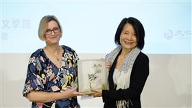 台灣詩人陳育虹獲2022瑞典蟬獎  陳安娜贈獎台灣詩人陳育虹（右）榮獲2022年「瑞典蟬獎」，瑞典學會代表陳安娜（Anna Gustafsson Chen）（左）21日在台南台灣文學館贈獎。（台灣文學館提供）中央社記者張榮祥台南傳真  112年11月21日