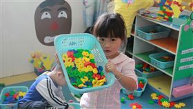 幼稚園,男童,女童,玩耍,裙子,幼兒園,上學,家長,爸爸,媽媽,示意圖/Pixabay