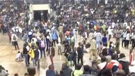 為爭一口飯吃！剛果募兵活動湧逾700人　爆「踩踏事件」釀31死、140傷。（圖／翻攝自X）