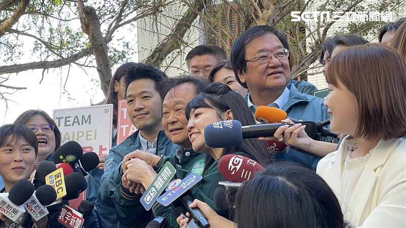 「煎鮪魚」同場！何志偉、王世堅握手了