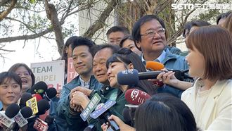 「煎鮪魚」同場！何志偉、王世堅握手了