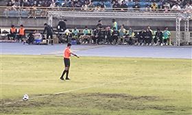 石明謹今（22）天在臉書發文貼出兩張對比照，一張是馬來西亞Bukit Jalil大球場的球員休息區，一張是昨天台北田徑場的球員休息區，他感嘆，「滿滿的台灣風情，最好的運動國民外交，讓世界看見台灣」。（圖／翻攝自石明謹臉書）