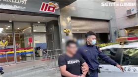 西門町隨機傷人魔趙姓攤販再度毆打路人遭逮捕送辦。（圖／翻攝畫面）