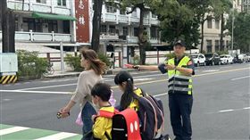 中市一分局交通事故轉介調解王！勸轉念息紛爭　獲行政院長頒獎表揚。（圖／警方提供）