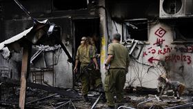 以色列士兵檢查Kibbutz Nir Oz地區遭哈瑪斯破壞摧毀的房屋。（圖／美聯社／達志影像）