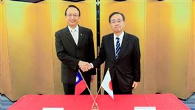 台灣高鐵公司江耀宗董事長（左）與JR東海金子慎會長（右），21日在日本東京共同簽署合作備忘錄。（圖／高鐵提供）