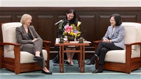 蔡英文總統今（22）日接見「挪威國會外交國防委員會第二副主席暨自由黨主席梅比訪問團」。（圖／總統府提供)