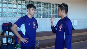 ▲樂天桃猿宋嘉翔（左）與在味全龍的學長林辰勳這次在亞錦賽並肩作戰，共同扛下捕手的任務。（圖／記者俞聖律攝影）