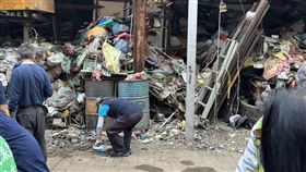 高雄三民鐵皮屋堆滿雜物垃圾高雄市三民區寶德里內有一處鐵皮屋，屋前堆滿水桶、金爐、箱子及廢棄電器等各式雜物，堆積範圍甚至延伸至屋頂，80多歲黃姓屋主喜好囤積但無力清理，長期以來成為社區髒亂點，經多次協調後，屋主終於同意清理，18日動員開工。（民眾提供）中央社記者蔡孟妤傳真  112年11月18日