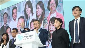 民眾黨公布不分區立委名單（2）台灣民眾黨22日下午舉行記者會，公布不分區立委名單，包含總統參選人柯文哲競選總幹事黃珊珊（右2）、前立委黃國昌（右1）等人入列，柯文哲（中）回應媒體提問。中央社記者吳家昇攝  112年11月22日