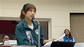 議員質疑新竹市長室加班費請到滿民進黨新竹市議員劉彥伶（前）22日在新竹市議會質詢指出，新竹市政府市長室今年至10月底的加班費高達新台幣42萬多元，質疑加班費都是「請到滿」，市長室人員加那麼多班、花這麼多錢，市政滿意度卻拿最後一名，非常不合理。中央社記者魯鋼駿攝  112年11月22日