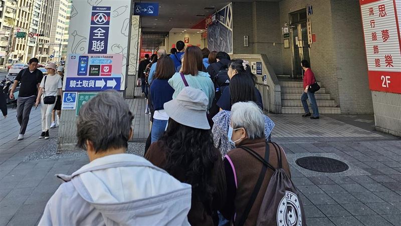 早餐店人龍排隊延到1樓外！李多慧都來排