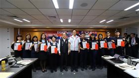 張善政特別頒發感謝狀，感謝「攔阻量能」前5名的績優金融機構。