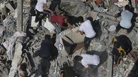 以巴衝突持續  加薩居民斷垣殘壁中找尋生還者以巴衝突持續，死傷人數至今還在增加，加薩地區居民合力在遭受砲擊後的斷垣殘壁中搜尋生還者。（無國界醫生（台灣）提供）中央社記者陳婕翎傳真  112年11月9日