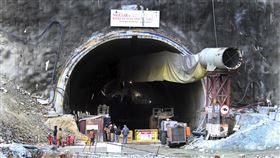 印度隧道塌陷。美聯社