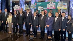 神盾金警聯防立大功 陳國恩（右三）表示：中信銀臨櫃阻詐奪冠 將更積極力挺行員守護民眾財產。（圖/中信銀行提供）