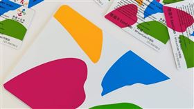 悠遊卡公司推巨大版悠遊卡台中一名公車司機自製「巨大版悠遊卡」，日前卻被乘客趁機偷走。悠遊卡公司16日表示，因司機是悠遊卡忠實粉絲，特別製造放大4倍的悠遊卡送給司機，並宣布巨大版悠遊卡開放預購，可正常使用。（悠遊卡公司提供）中央社記者劉建邦傳真  112年11月16日