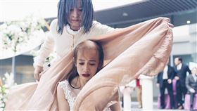 簡嫚書、吳子霏新戲特殊化妝  帶給觀眾視覺震撼演員簡嫚書（右）、吳子霏（左）在影集「你的婚姻不是你的婚姻」單元「恭請光臨曾賈府喜事」中，禿頭造型及特殊化妝的老妝讓眾人驚呼連連。（公視提供）中央社記者葉冠吟傳真  111年12月19日