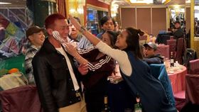 《叫我驅魔男神》殺青，懷秋剛好生日。（圖／光盛影業提供）