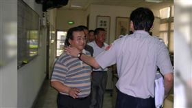 ▲南投縣名間鄉前鄉長謝朝輝（前方戴眼鏡者）索賄被逮，最高法院判刑8年確定。（圖／CTWANT提供）

