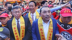 侯友宜、柯文哲、郭台銘現身葫蘆寺遶境大典國民黨總統參選人侯友宜（前右2）、民眾黨總統參選人柯文哲（前左）、鴻海集團創辦人郭台銘（中後）等人2日上午皆現身參與台北葫蘆寺遶境大典，現場人潮擁擠。中央社記者趙世勳攝  112年11月2日