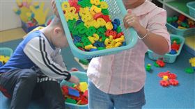 幼稚園,男童,女童,玩耍,裙子,幼兒園,上學,家長,爸爸,媽媽,示意圖/Pixabay