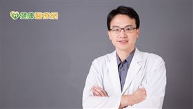 蔡尚峰醫師指出，民眾若發現健檢報告中的「腎絲球過濾率（eGFR）」與「尿中白蛋白尿／肌酸酐比值（UACR）」數值異常，應與腎臟科醫師討論合適的腎功能追蹤與治療方案。