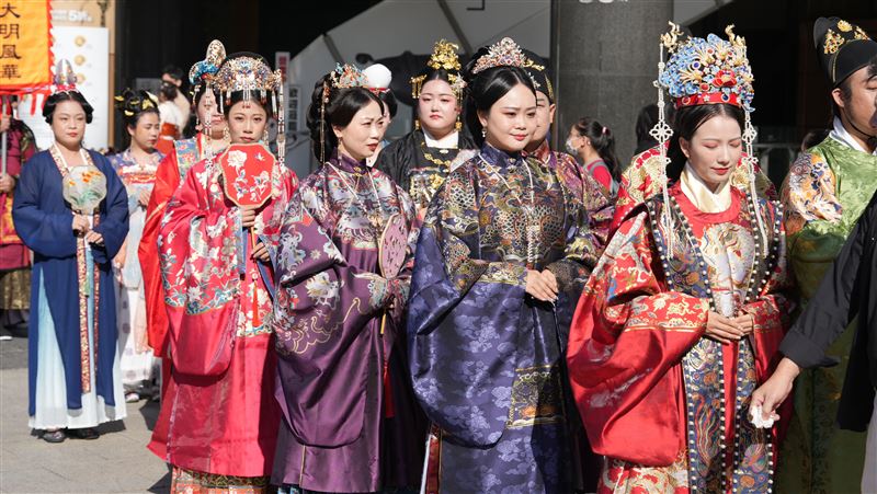 千人漢服踩街擠爆西門町　彷彿穿越古今