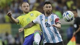 ▲梅西抓住巴西小將後頸，要他管好嘴。（圖／美聯社／達志影像）