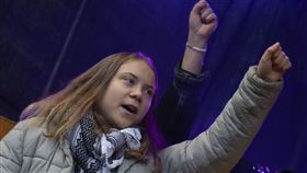 瑞典環保少女童貝里（Greta Thunberg）在荷蘭阿姆斯特丹舉行氣候遊行，並且上台發言。（圖／美聯社／達志影像）