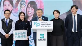 吳靜怡直言，有柯文哲的政治學就是鬧劇；簽約談判都不算，握著柯文哲的身分證才是最好的選擇。（圖／翻攝自柯文哲臉書）