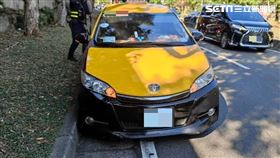 北市林姓計程車司機開車行經樂群一路時突然暈倒自撞路緣。（圖／翻攝畫面）