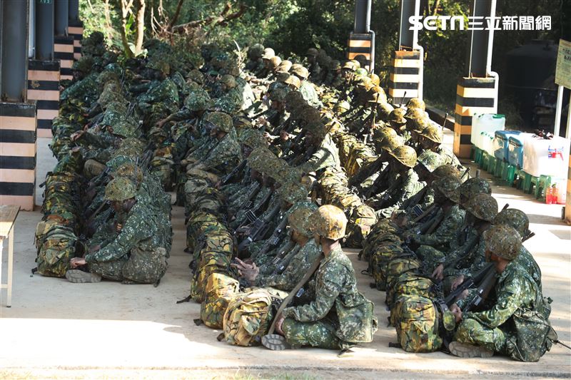 蔡英文總統今（23）日赴台中成功嶺視導義務役新兵入伍訓練接訓整備情形。（圖／記者邱榮吉攝影)