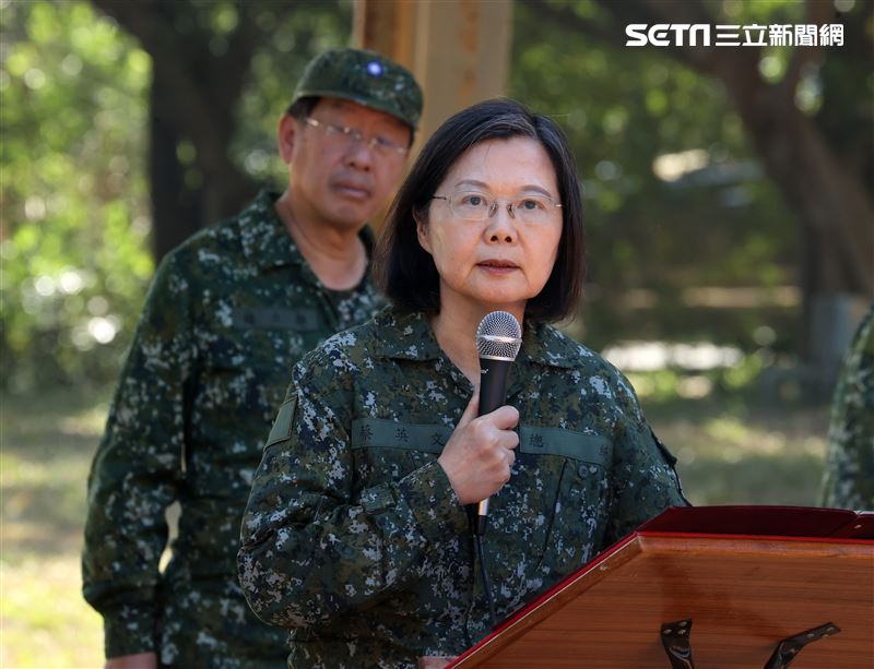 蔡英文總統今（23）日赴台中成功嶺視導義務役新兵入伍訓練接訓整備情形。（圖／記者邱榮吉攝影)