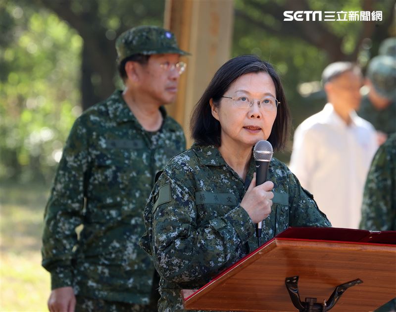 蔡英文總統今（23）日赴台中成功嶺視導義務役新兵入伍訓練接訓整備情形。（圖／記者邱榮吉攝影)