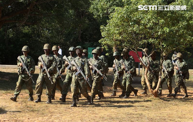 蔡英文總統今（23）日赴台中成功嶺視導義務役新兵入伍訓練接訓整備情形。（圖／記者邱榮吉攝影)