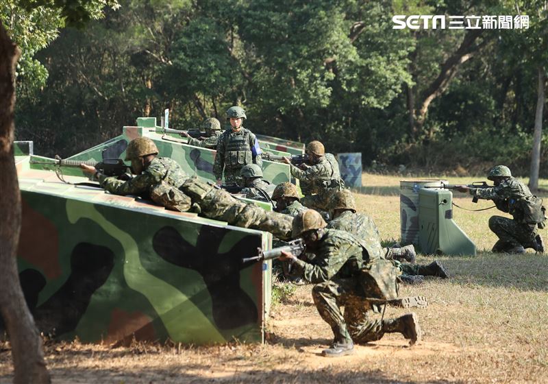 蔡英文總統今（23）日赴台中成功嶺視導義務役新兵入伍訓練接訓整備情形。（圖／記者邱榮吉攝影)