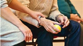 ▲台中市一名失智老婦意外走失，見到兒子第一句話卻是關心吃飽飯了沒，讓兒子感動不已。（示意圖／翻攝自pexels）