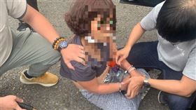 ▲警方至休息站追捕販毒藥頭，卻發現可惡的許嫌竟是「阿嬤級」身份，讓警方大吃一驚。（圖／翻攝畫面）