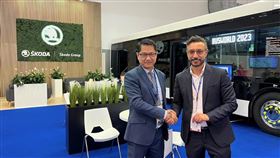 寶利通商務副總顏志強（左）與Škoda高階專案執行主管Paolo Oliverio（右）合影。（圖／寶利通提供）