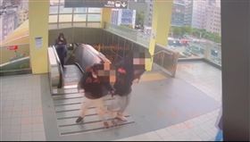 兩名男子在西湖捷運站為踩腳趾起爭議，分別被判拘役。（圖／翻攝畫面）