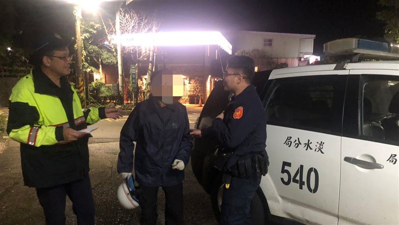 失智翁溜出門流浪到淡水　警暖心助返家
